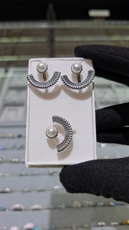 Silver fan-shaped earrings with pearls